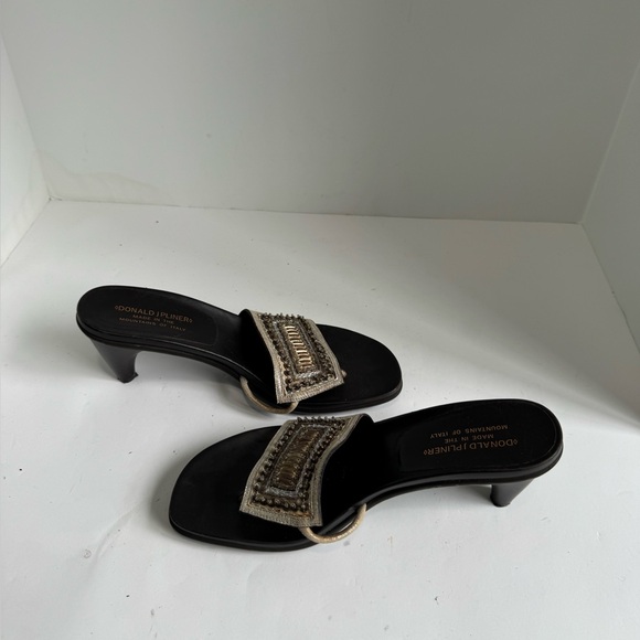 Donald J. Pliner Tatum 2 Beaded Metallic Sandals. Size 9 - Picture 12 of 15